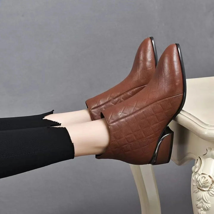 Apolline | Bottines Orthopédiques Pointues à Petit Talon Carré